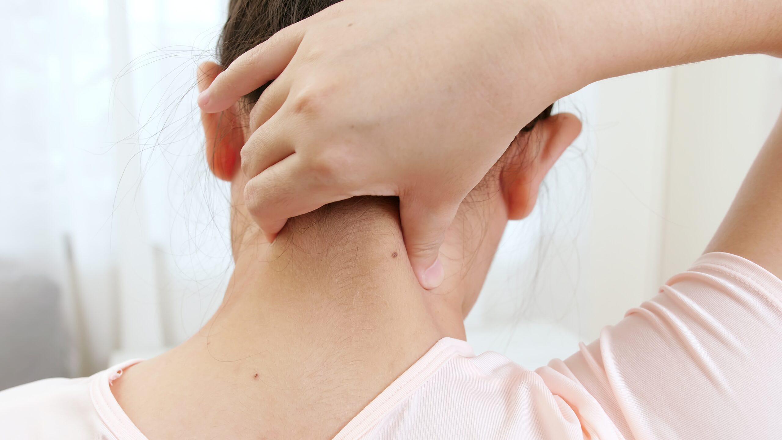What to Do Immediately After a Neck Strain